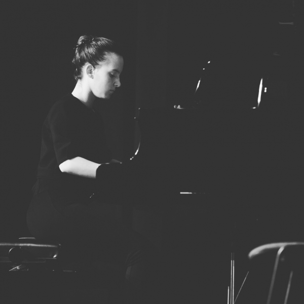 In Memoriam played by Hana Široki